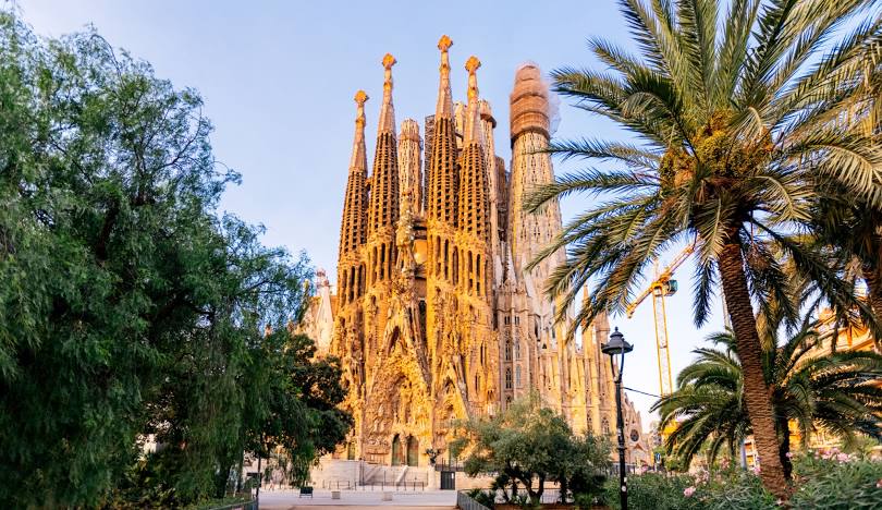 Sagrada Familia: #1 Attraction. Exploring Basilica Barcelona.